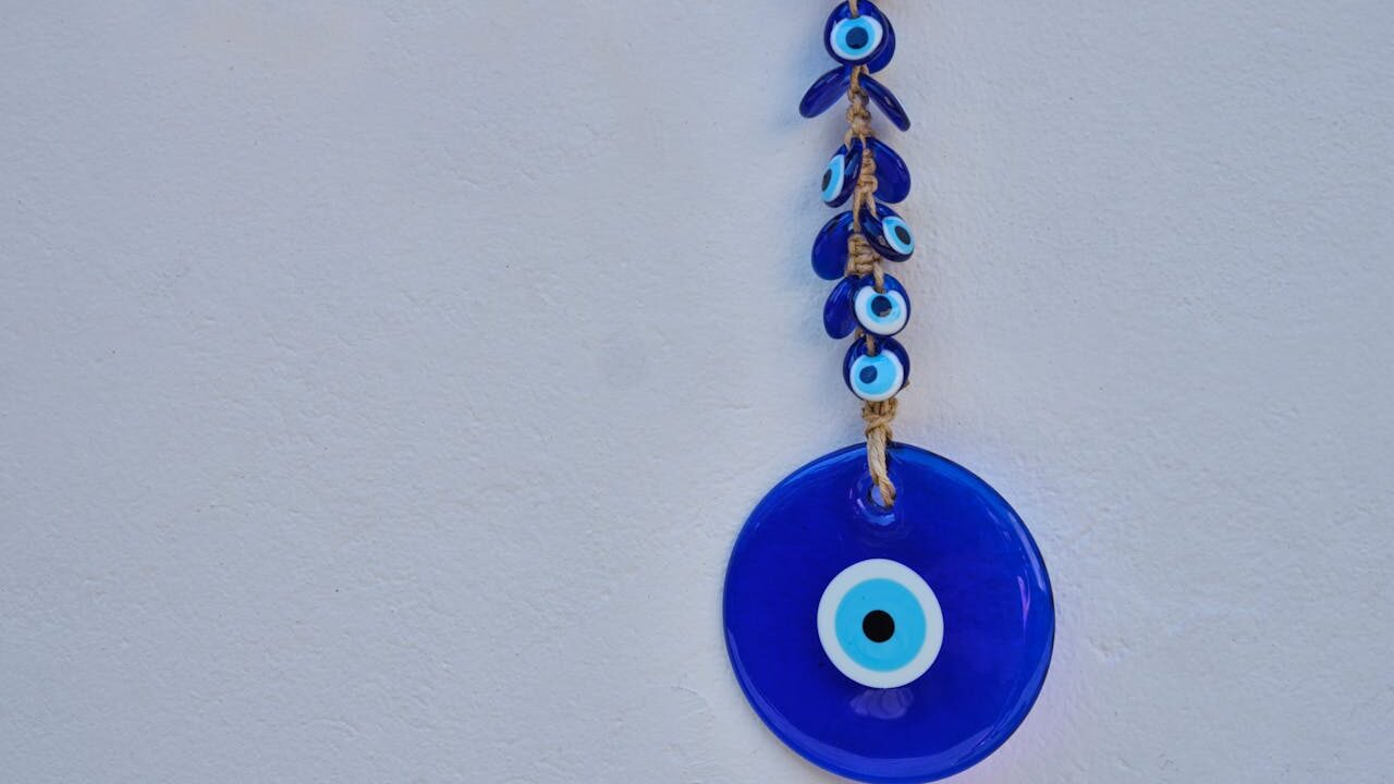 https://www.cartazodiacal.com/wp-content/uploads/2025/08/amuleto-de-proteccion-ojo-turco-rojo-azul-1280x720.jpg