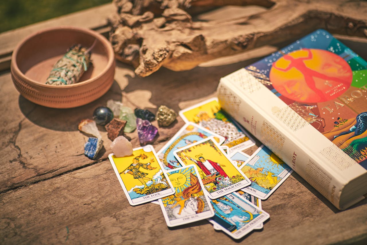 https://www.cartazodiacal.com/wp-content/uploads/2024/08/los-beneficios-de-la-lectura-de-las-cartas-de-arcanos-mayores-del-tarot.jpg