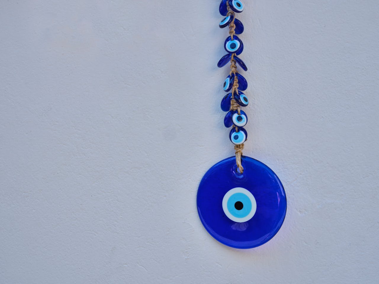 https://www.cartazodiacal.com/wp-content/uploads/2025/08/amuleto-de-proteccion-ojo-turco-rojo-azul.jpg